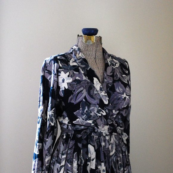 Long Sleeved Grey, White & Blue Floral Dress - Picture 5 of 10